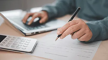 Pri daňovom nedoplatku je potrebné spolupracovať s finančnou správou. Zdroj: shutterstock.com/Tapati Rinchumrus