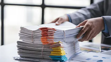 Poslanci navrhujú novelu zákona o dani z príjmov. Zdroj: shutterstock.com/Daenin