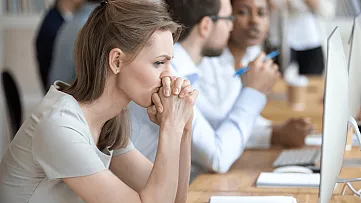 Tretina Slovákov sa cíti v práci podhodnotená.