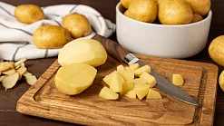 Ceny základnej suroviny by mali naďalej klesať.