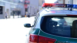 Policajti mali prepísať meno vodiča na meno cudzinca aby zahladili jeho alkohol v krvi. Mali si vyžiadať úplatok 500 EUR!