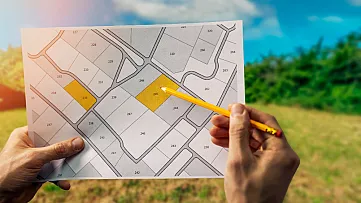 Predmetom dane sú aj pozemky