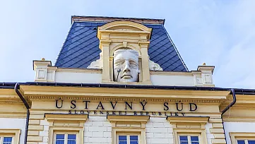 Ústavný súd dočasne pozastavil zrušenie ÚOO