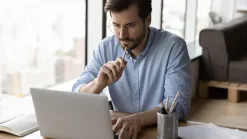 Podnikateľ pri notebooku rieši zápis do obchodného registra