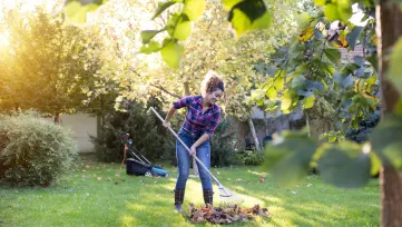 Žena hrabe lístie v záhrade na pozemku – vrátenie darovanej nehnuteľnosti