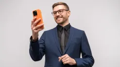 muž v obleku s mobilom v ruke, čisté biele pozadie
