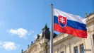 Slovenská štátna vlajka na stožiari pred historickou budovou