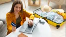 Žena s platobnou kartou nakupuje online pri notebooku