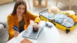 Žena s platobnou kartou nakupuje online pri notebooku