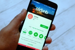 Môže Airbnb sprostredkovať ubytovanie bez preukazu realitného makléra?